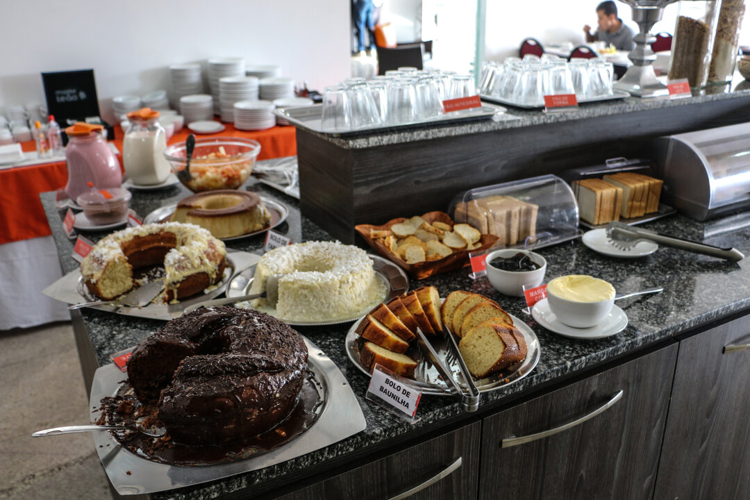 CAFÉ DA MANHÃ RICO EM PROTEÍNAS, VITAMINAS E DELÍCIAS REGIONAIS.